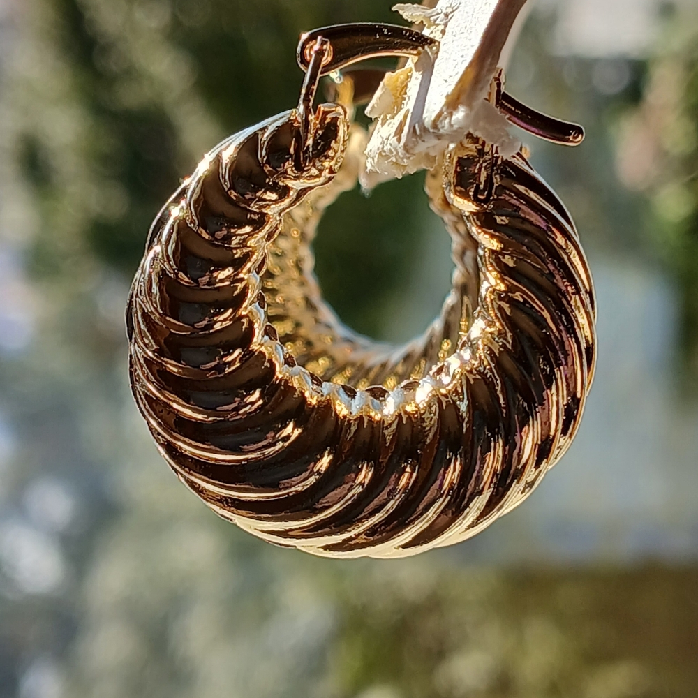 Beautifu 18K Gold Filled Shrimp Hoop Earrings - Picture 6 of 8